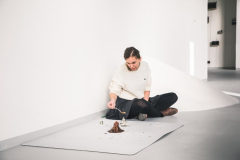 Alexandra Naušová a Simona Patelisová na výstavě Topografie naděje – Crystallized, Dům umění Ústí nad Labem v rámci projektu Mo(nu)mentální topografie, 2018